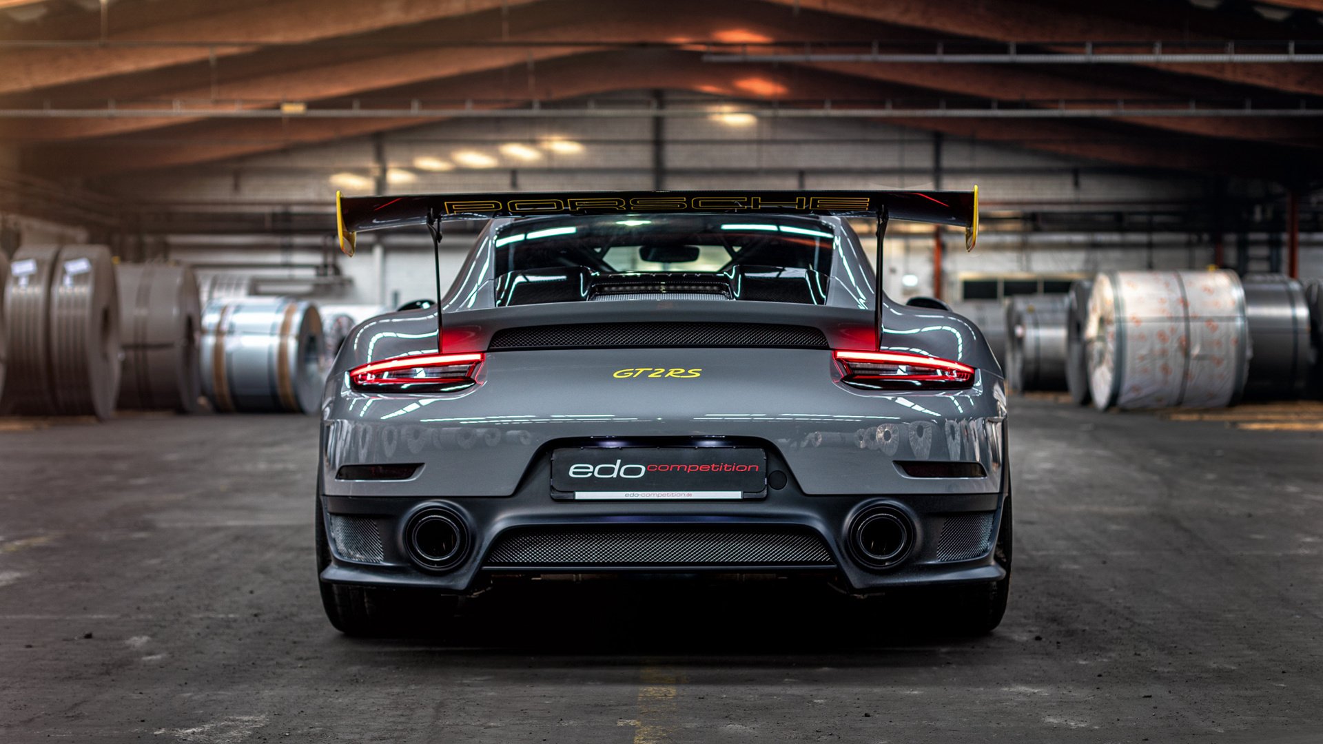 双线狂飙,当F1轮胎烧灼巴林赛道,马德里竞技正用铁血防守绞杀曼联